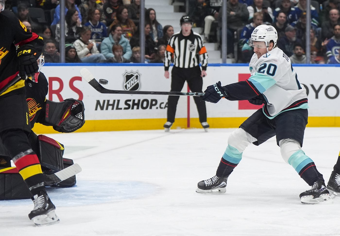 Bobby McMann posts three-point night, Seattle Kraken thump Vancouver Canucks 5-2 | iNFOnews.ca