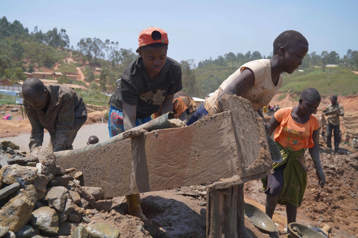 Mobile gold miners in eastern Congo complicate health workers' efforts to contain Ebola | iNFOnews.ca Mobile gold miners in eastern Congo complicate health workers' efforts to contain Ebola | iNFOnews.ca