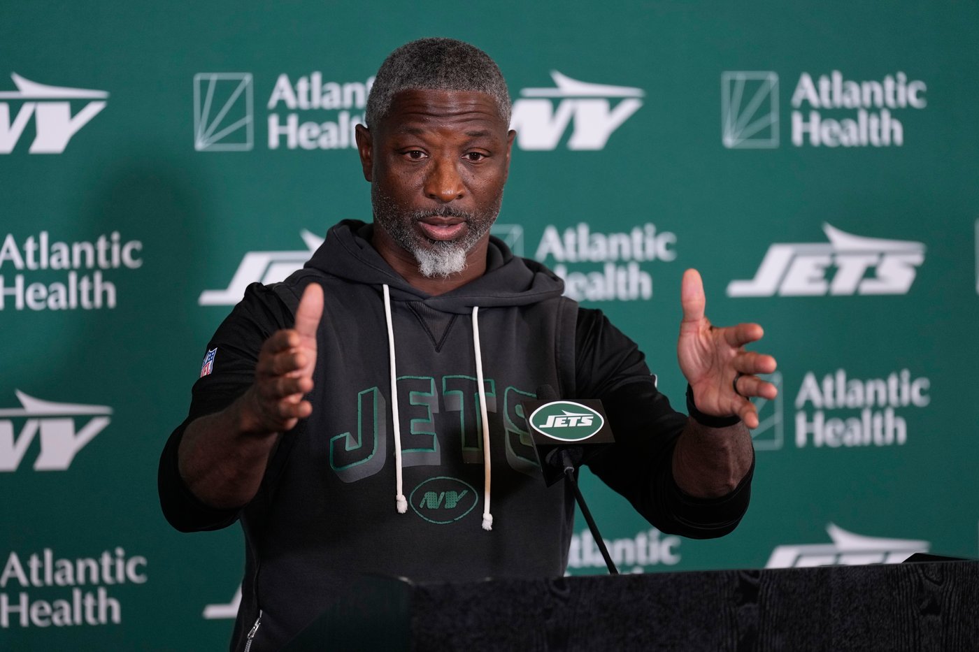 Jets coach Aaron Glenn turns to analytics, science and rest to reshape training camp schedule | iNFOnews.ca Jets coach Aaron Glenn turns to analytics, science and rest to reshape training camp schedule | iNFOnews.ca
