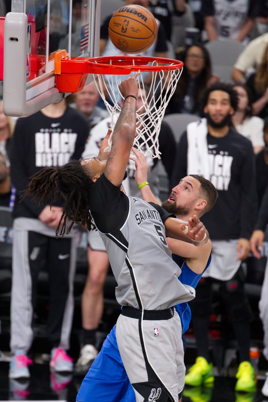 Castle's 40-point triple-double fuels surging Spurs past Mavericks for 4th straight victory | iNFOnews.ca