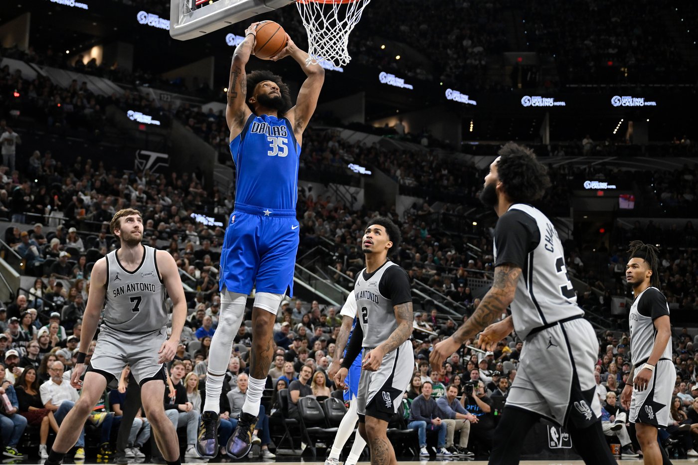 Castle's 40-point triple-double fuels surging Spurs past Mavericks for 4th straight victory | iNFOnews.ca