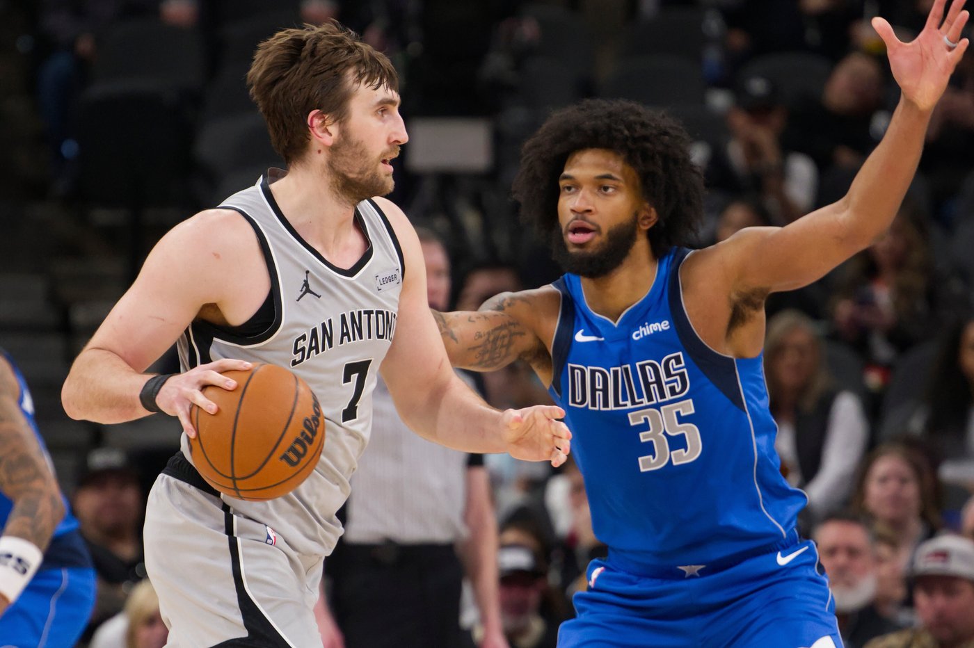 Castle's 40-point triple-double fuels surging Spurs past Mavericks for 4th straight victory | iNFOnews.ca
