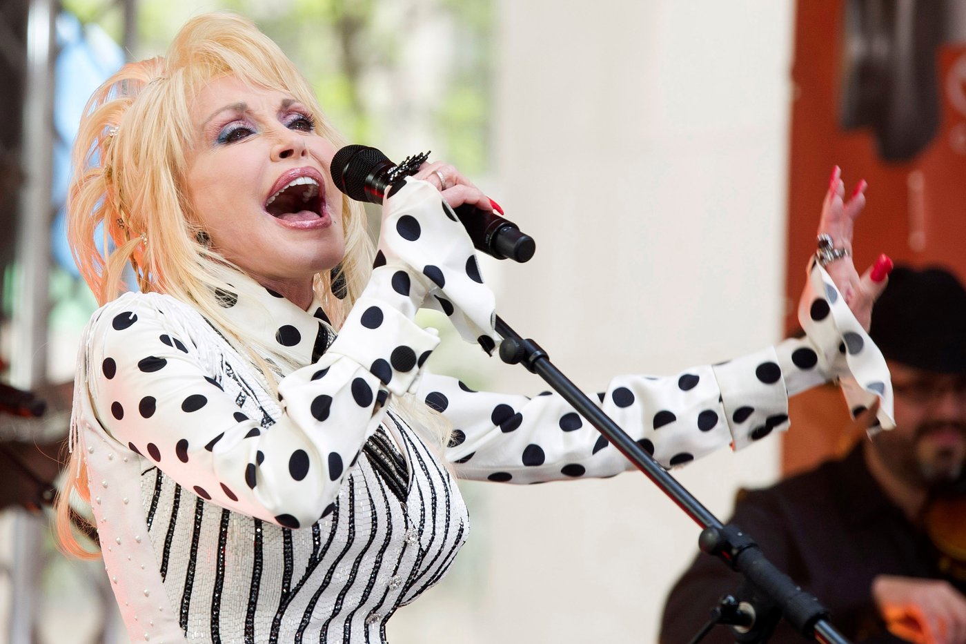 Dolly Parton built a better world, with rhinestones and songs | iNFOnews.ca