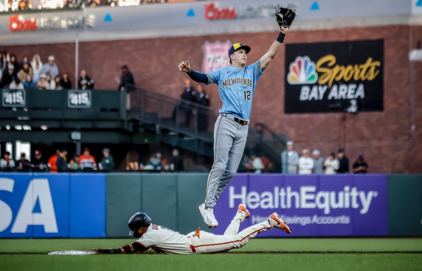 Grant McCray's 2-run homer backs Tyler Mahle and leads the Giants to a 3-0 win over the Brewers | iNFOnews.ca