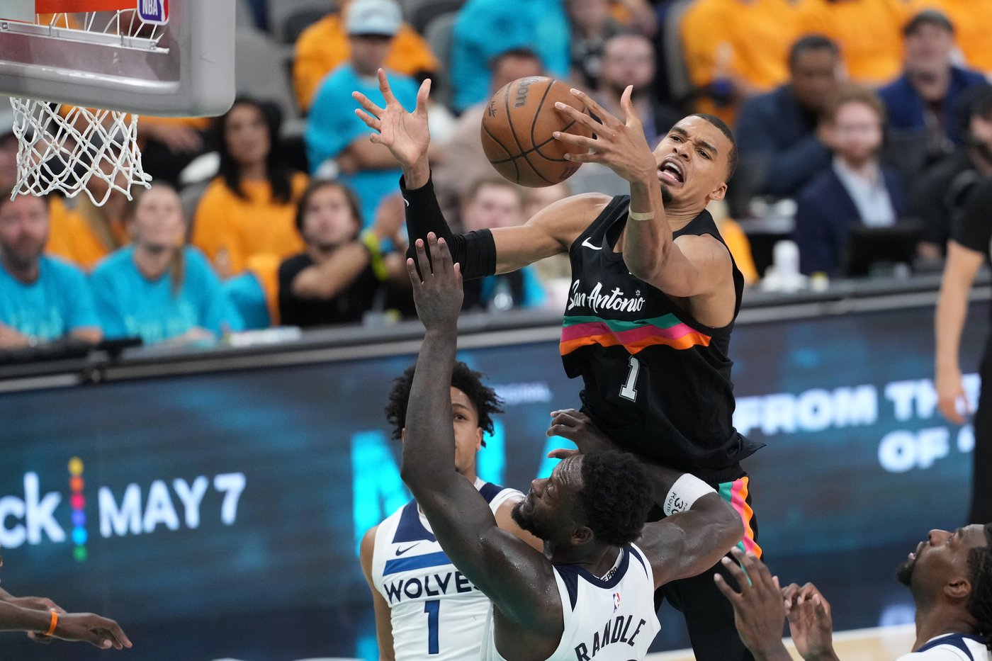Edwards returns and Timberwolves overcome big game by Wembanyama to beat Spurs 104-102 in Game 1 | iNFOnews.ca