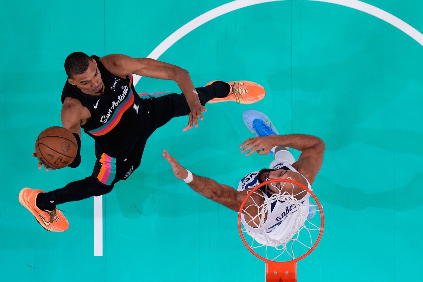 Edwards returns and Timberwolves overcome big game by Wembanyama to beat Spurs 104-102 in Game 1 | iNFOnews.ca