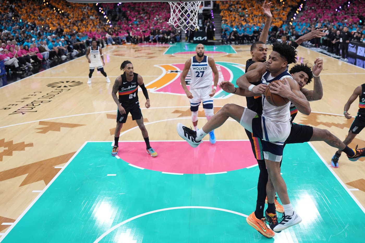 Edwards returns and Timberwolves overcome big game by Wembanyama to beat Spurs 104-102 in Game 1 | iNFOnews.ca
