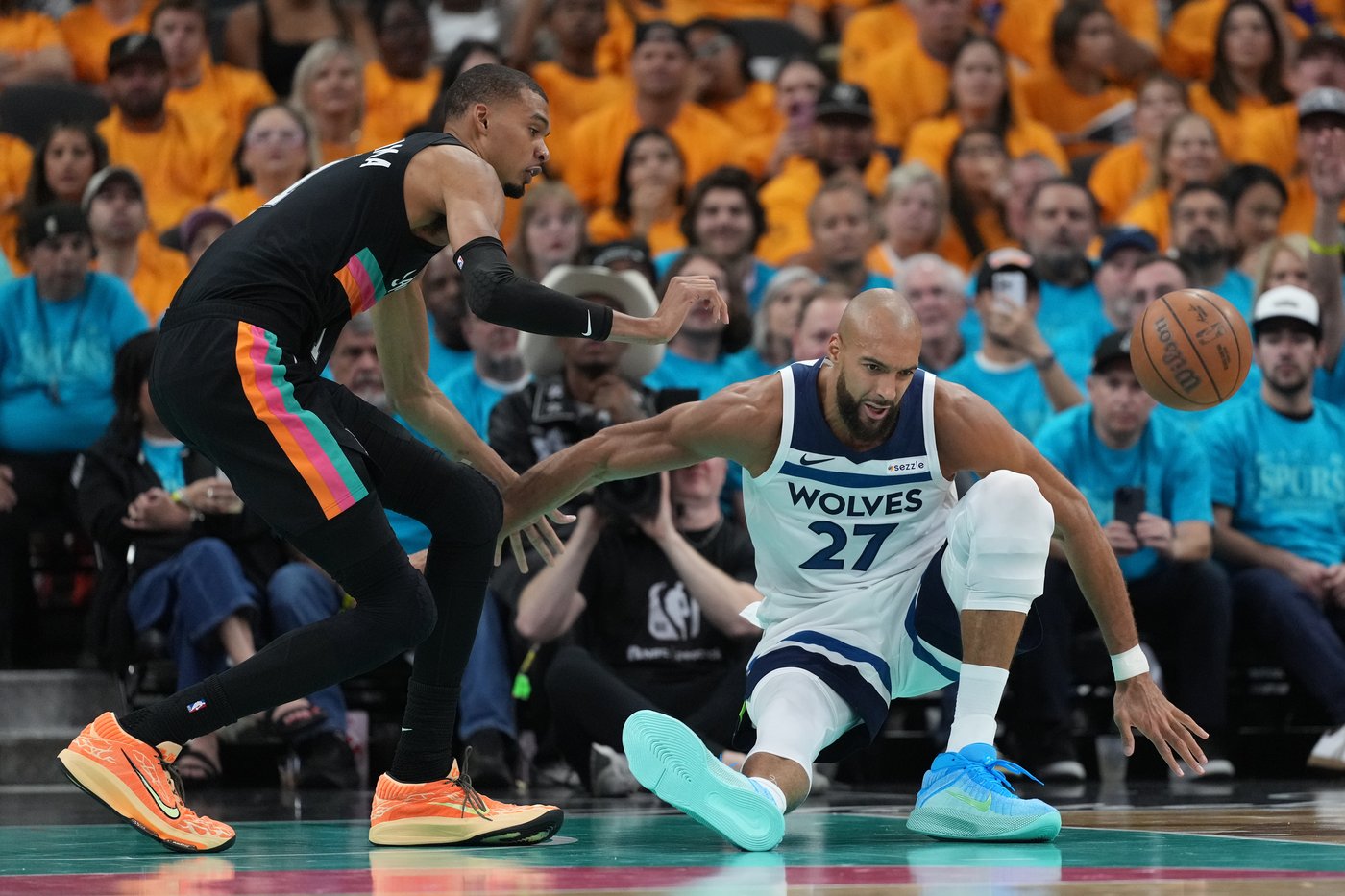 Edwards returns and Timberwolves overcome big game by Wembanyama to beat Spurs 104-102 in Game 1 | iNFOnews.ca