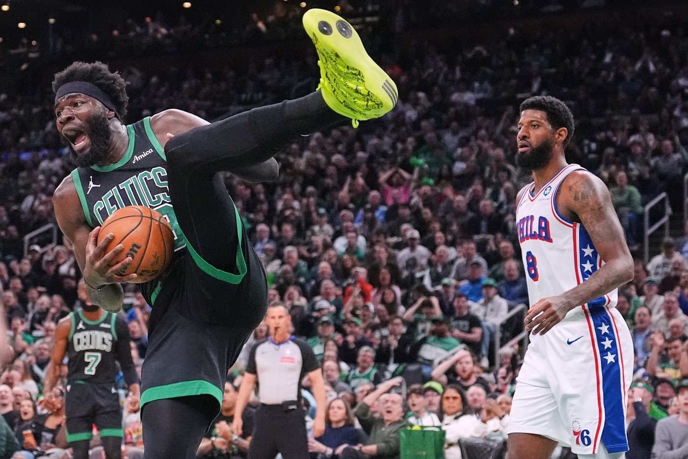 Celtics' disastrous 4th quarter helps Sixers close series gap to 3-2 | iNFOnews.ca