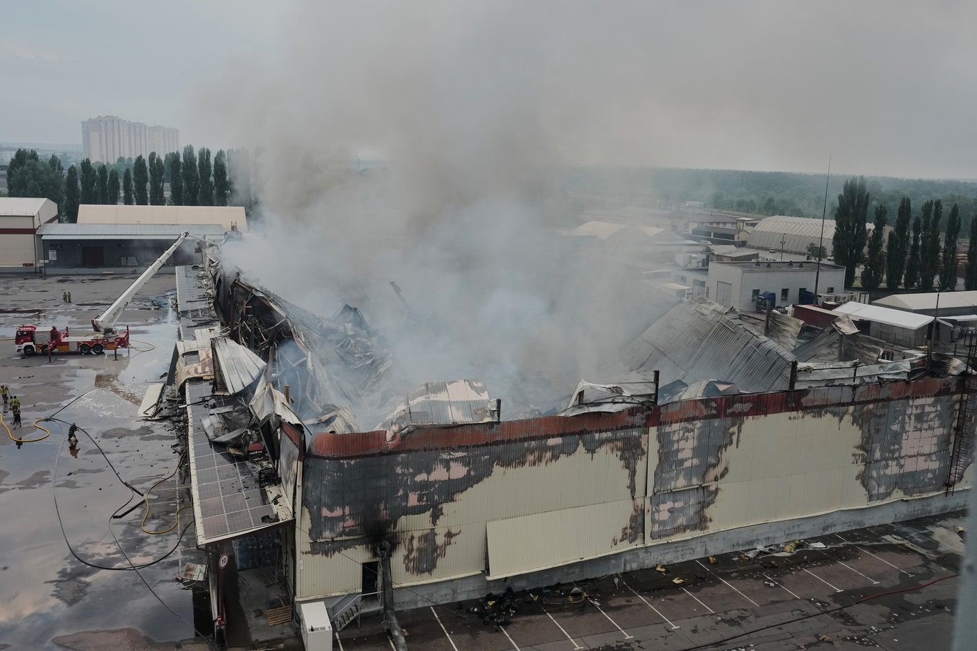 Photos show Russian attack on a warehouse in Kyiv | iNFOnews.ca