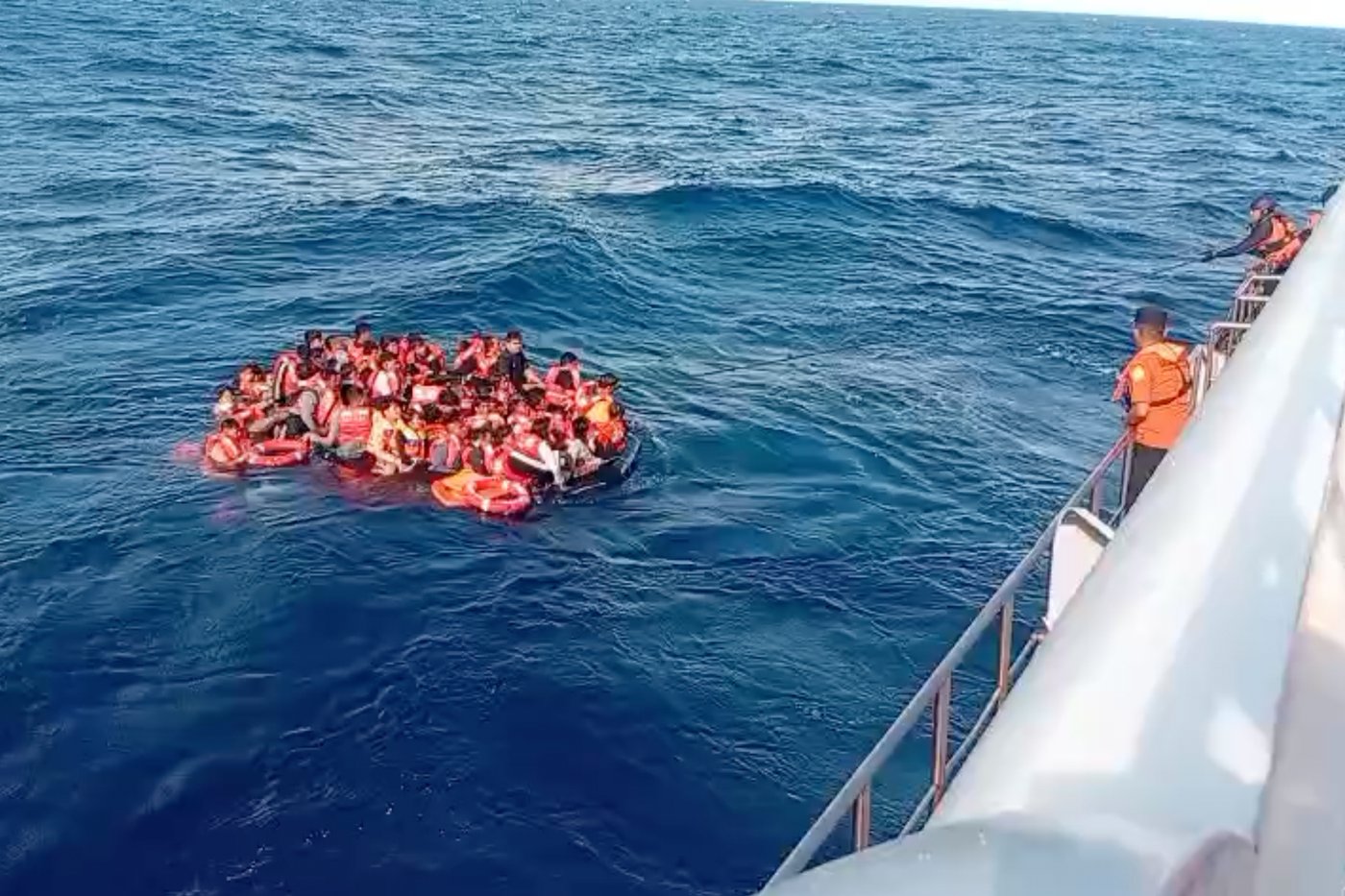 Indonesian rescuers evacuate dozens from a ferry fire that left at least 1 dead near Bali | iNFOnews.ca Indonesian rescuers evacuate dozens from a ferry fire that left at least 1 dead near Bali | iNFOnews.ca