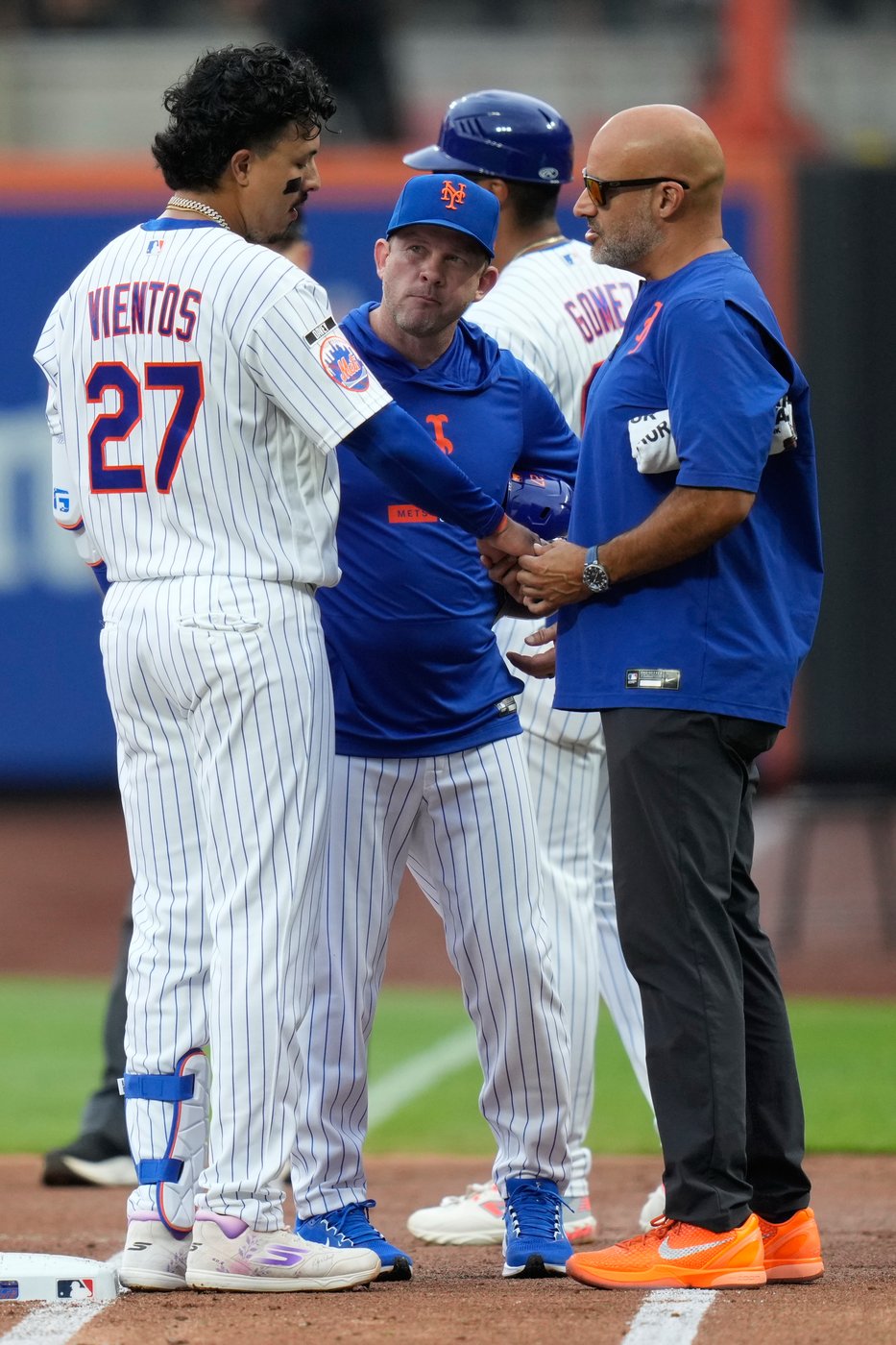 Mets' Mark Vientos headed for injured list after suffering right hand fracture when hit by pitch | iNFOnews.ca