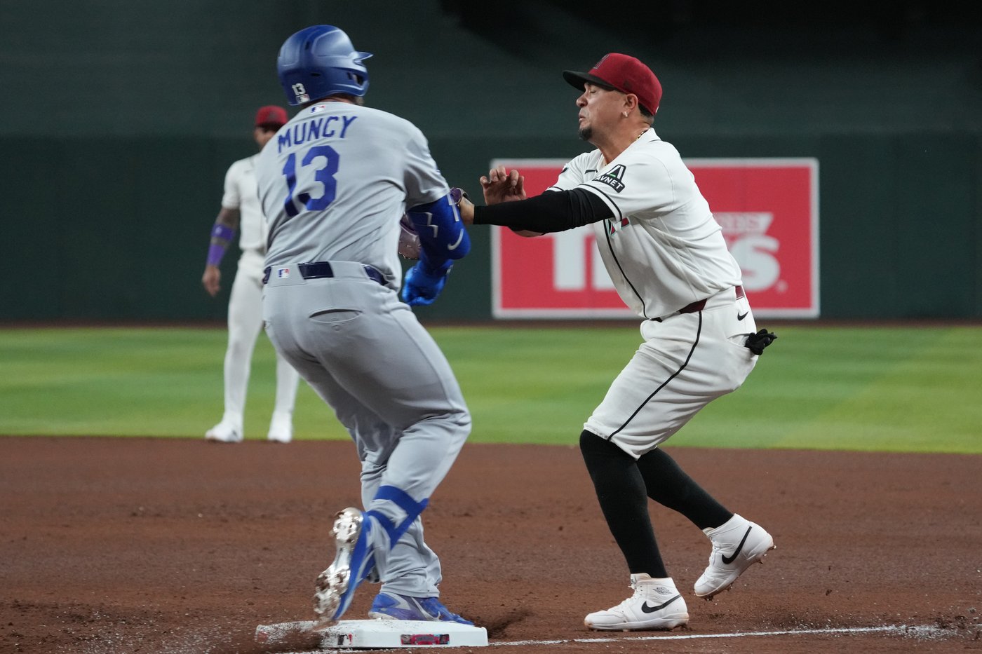 Diamondbacks' Vargas, Dodgers' Muncy injured on violent collision at first base | iNFOnews.ca