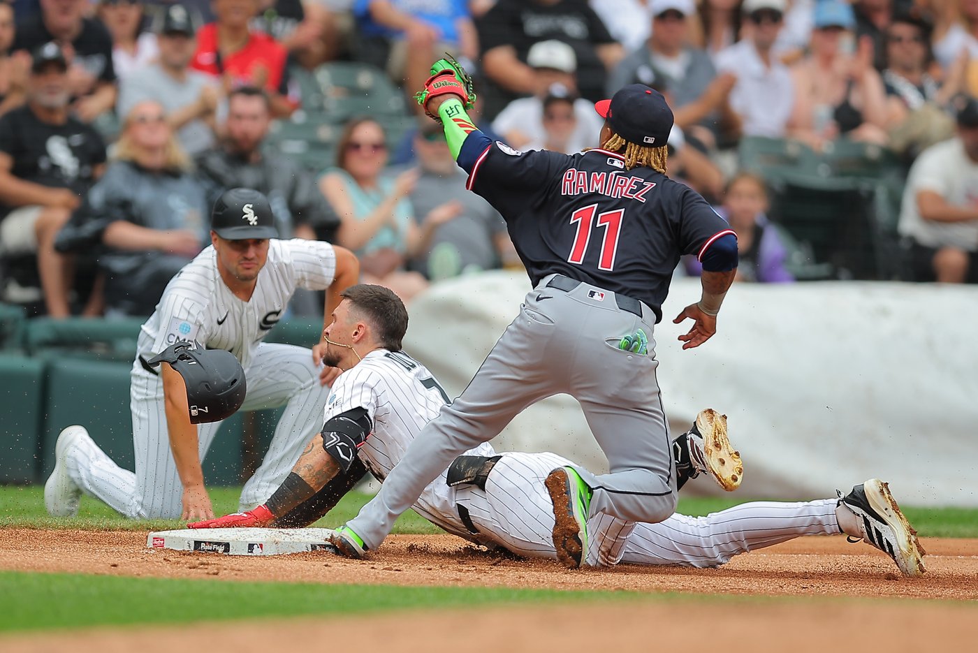 Colson Montgomery hits 3-run homer and White Sox top Guardians 5-3 to increase AL Central lead | iNFOnews.ca