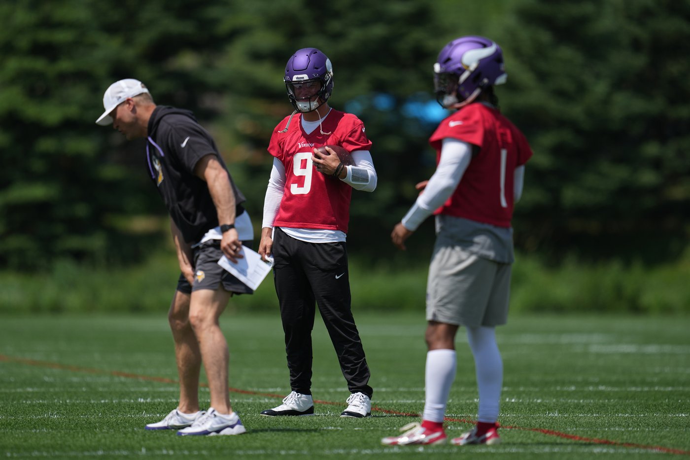 Vikings to start training camp with the Murray-McCarthy turn-taking at QB before declaring a starter | iNFOnews.ca