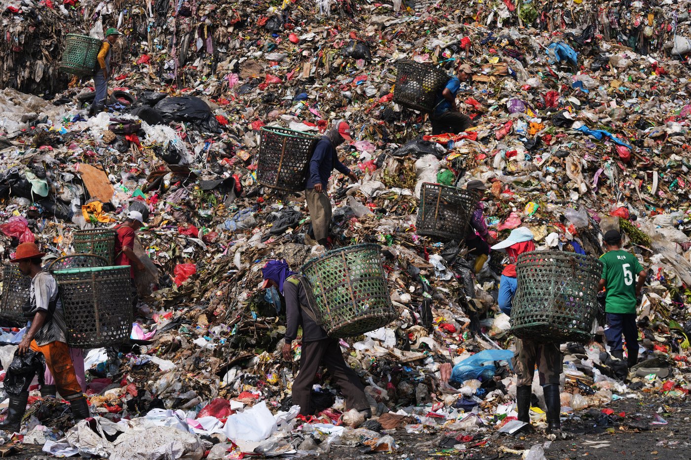 As Indonesia cuts methane emissions, life atop a mountain of garbage begins to change | iNFOnews.ca As Indonesia cuts methane emissions, life atop a mountain of garbage begins to change | iNFOnews.ca
