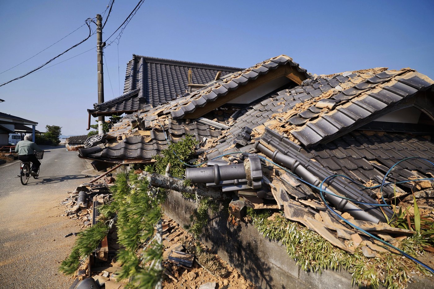 Prime minister visits quake-hit southern Japan as cleanup begins in intense heat | iNhome