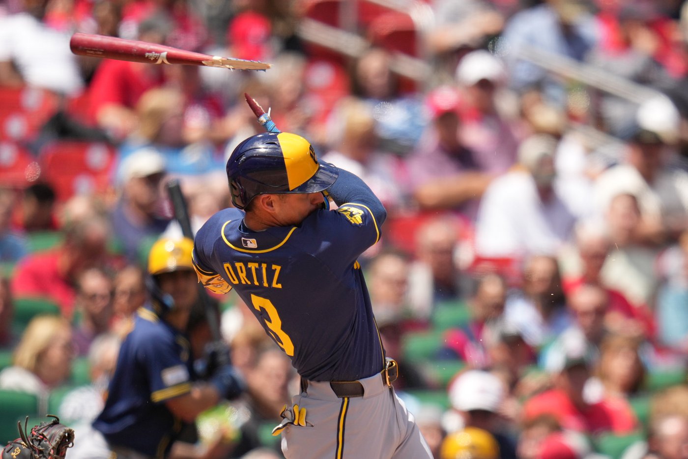 Ashby ties Sale for big league lead with 6th win as Brewers defeat Cardinals 6-2 | iNFOnews.ca