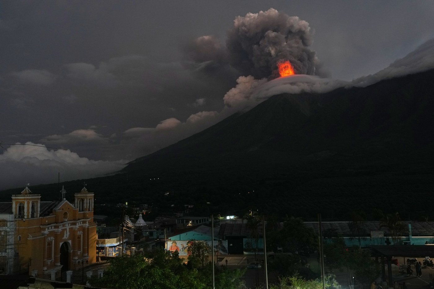 Guatemala evacuates communities after Fuego volcano erupts, in photos | iNFOnews.ca