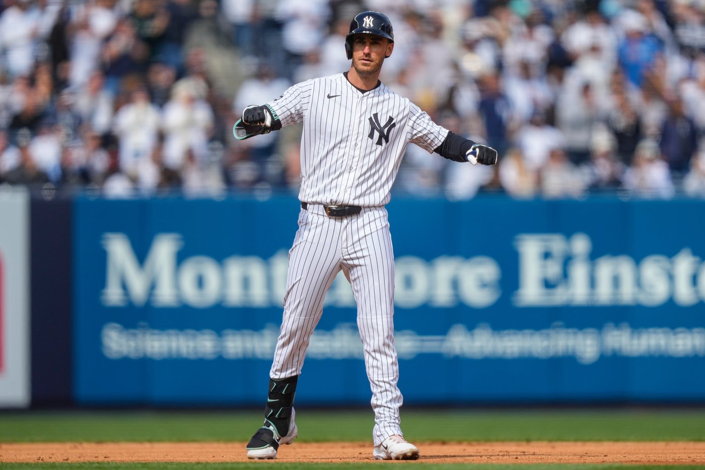Yankees left fielder Cody Bellinger makes acrobatic catch to rob Marlins' Xavier Edwards | iNFOnews.ca