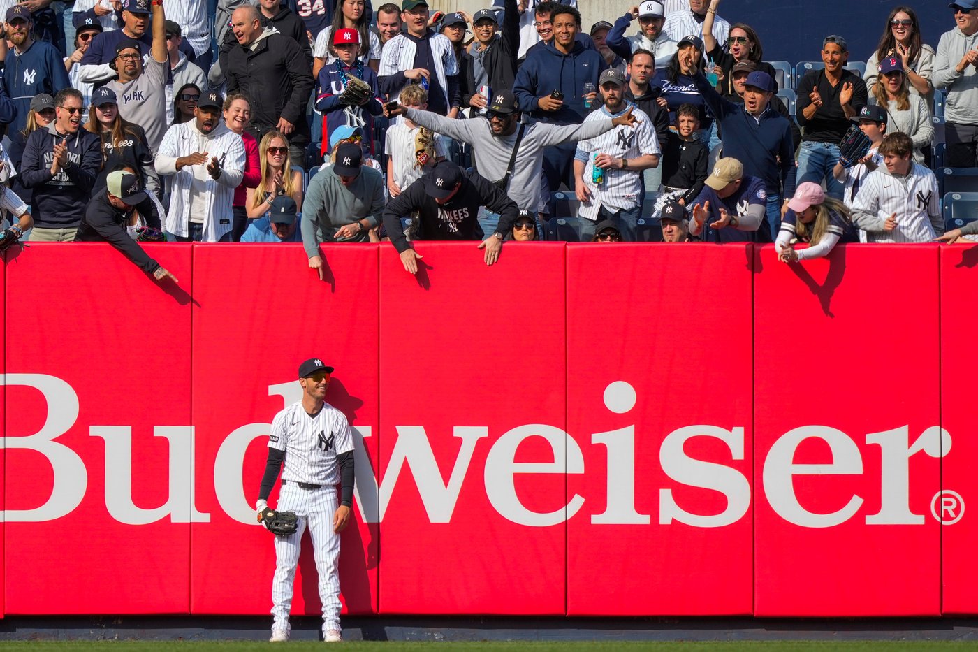 Yankees left fielder Cody Bellinger makes acrobatic catch to rob Marlins' Xavier Edwards | iNFOnews.ca