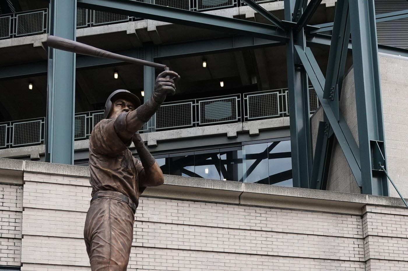 Ichiro Suzuki's statue unveiling has a mishap as bat snaps during ceremony | iNFOnews.ca Ichiro Suzuki's statue unveiling has a mishap as bat snaps during ceremony | iNFOnews.ca
