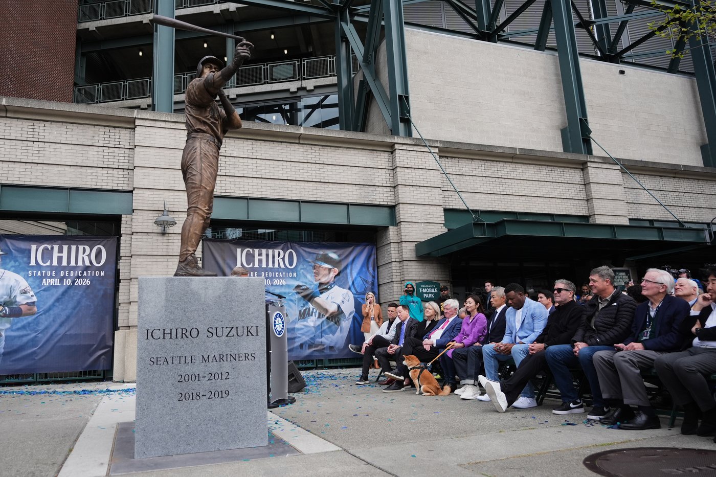 Ichiro Suzuki's statue unveiling has a mishap as bat snaps during ceremony | iNFOnews.ca Ichiro Suzuki's statue unveiling has a mishap as bat snaps during ceremony | iNFOnews.ca