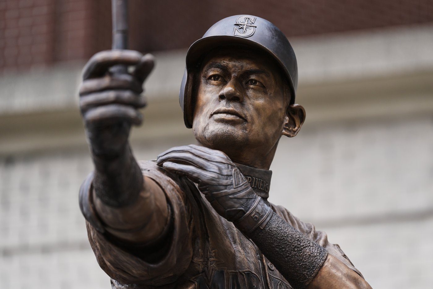 Ichiro Suzuki's statue unveiling has a mishap as bat snaps during ceremony | iNFOnews.ca Ichiro Suzuki's statue unveiling has a mishap as bat snaps during ceremony | iNFOnews.ca
