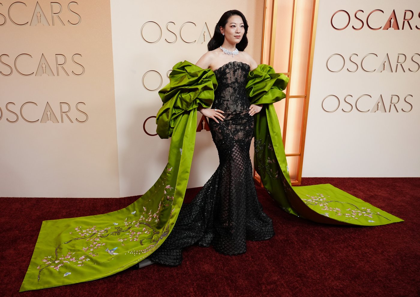 Stars deliver modern and colorful looks on Oscars red carpet | iNFOnews.ca