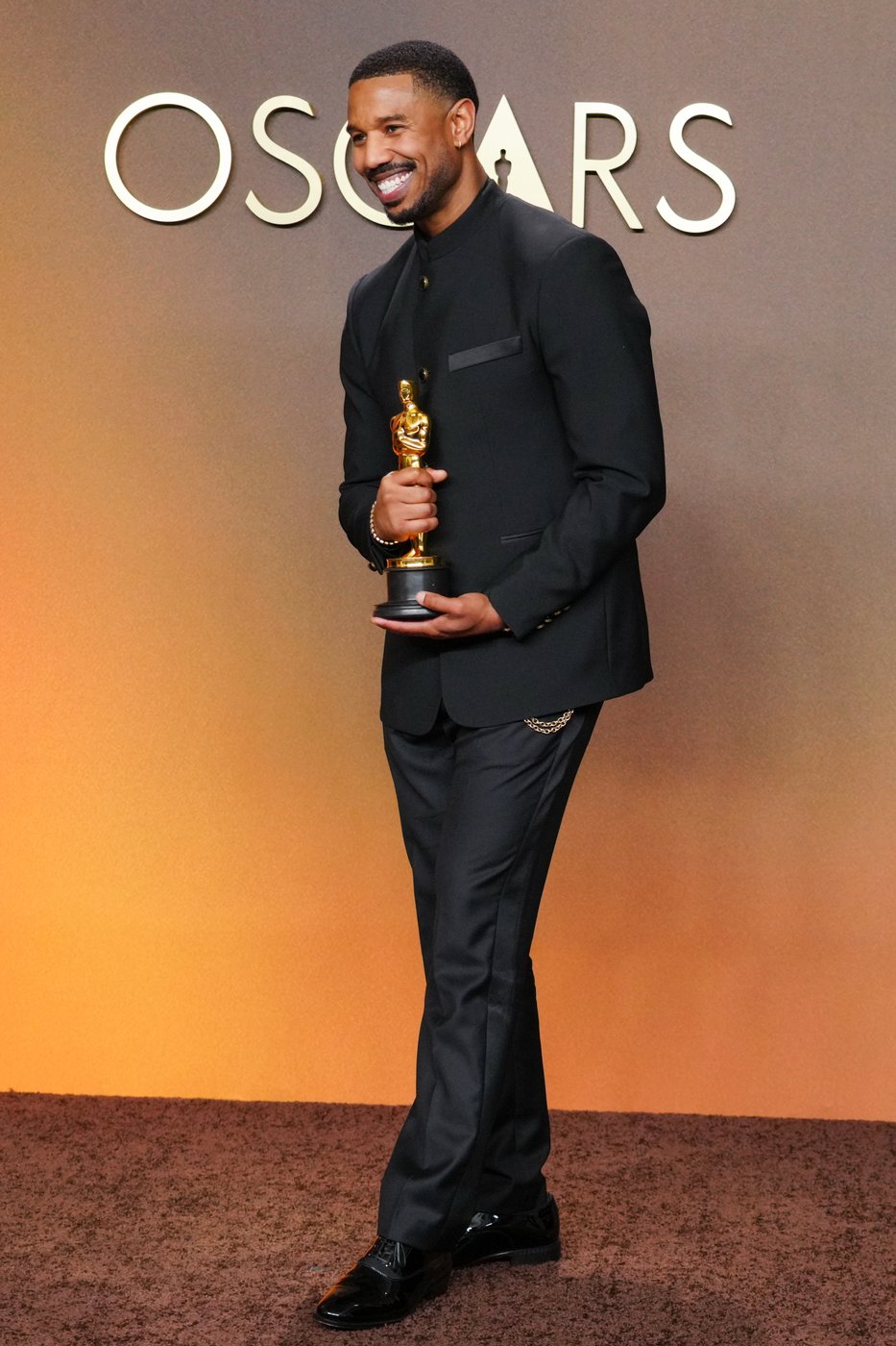 Stars deliver modern and colorful looks on Oscars red carpet | iNFOnews.ca