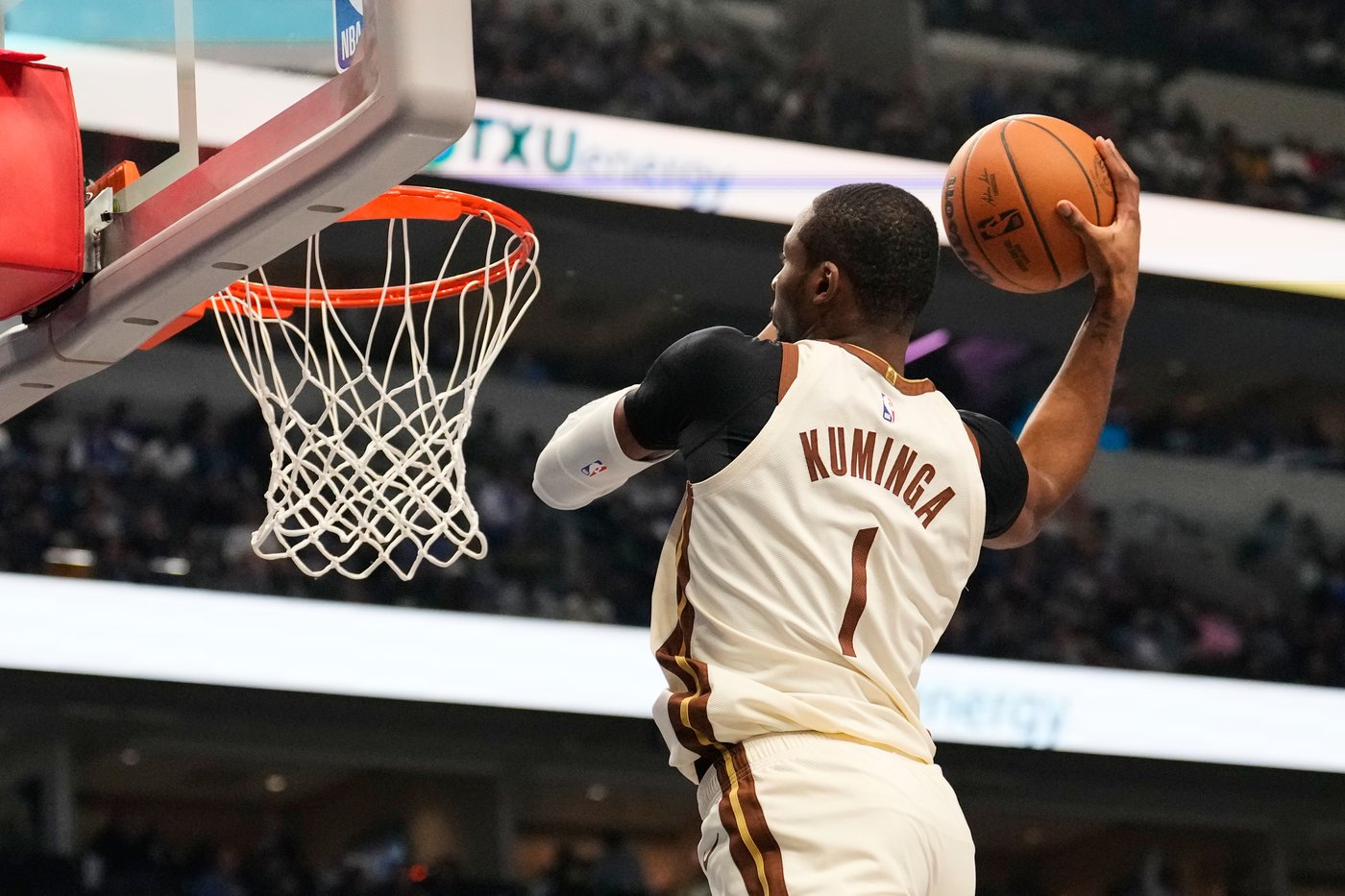 Warriors agree to send Jonathan Kuminga, Buddy Hield to Hawks for Kristaps Porzingis, AP source says | iNFOnews.ca