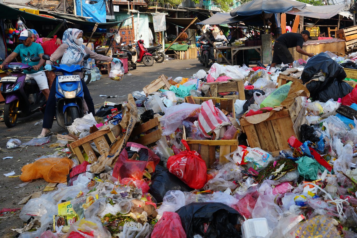 As Indonesia cuts methane emissions, life atop a mountain of garbage begins to change | iNFOnews.ca As Indonesia cuts methane emissions, life atop a mountain of garbage begins to change | iNFOnews.ca