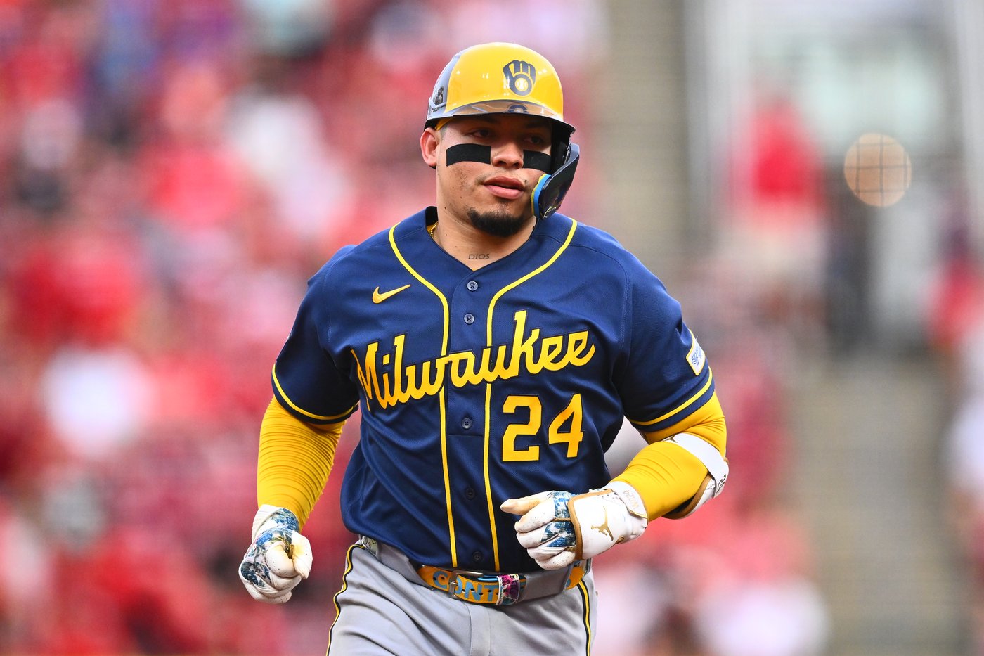Brewers beat the Reds 6-5 to complete a 3-game sweep | iNFOnews.ca