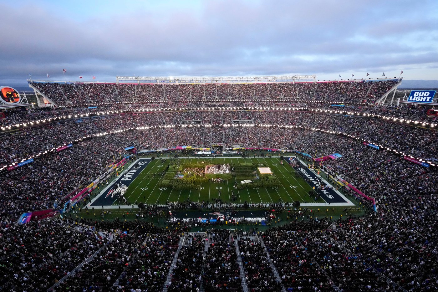 'God bless América': Why Bad Bunny’s Super Bowl halftime show resonated far beyond the US | iNFOnews.ca