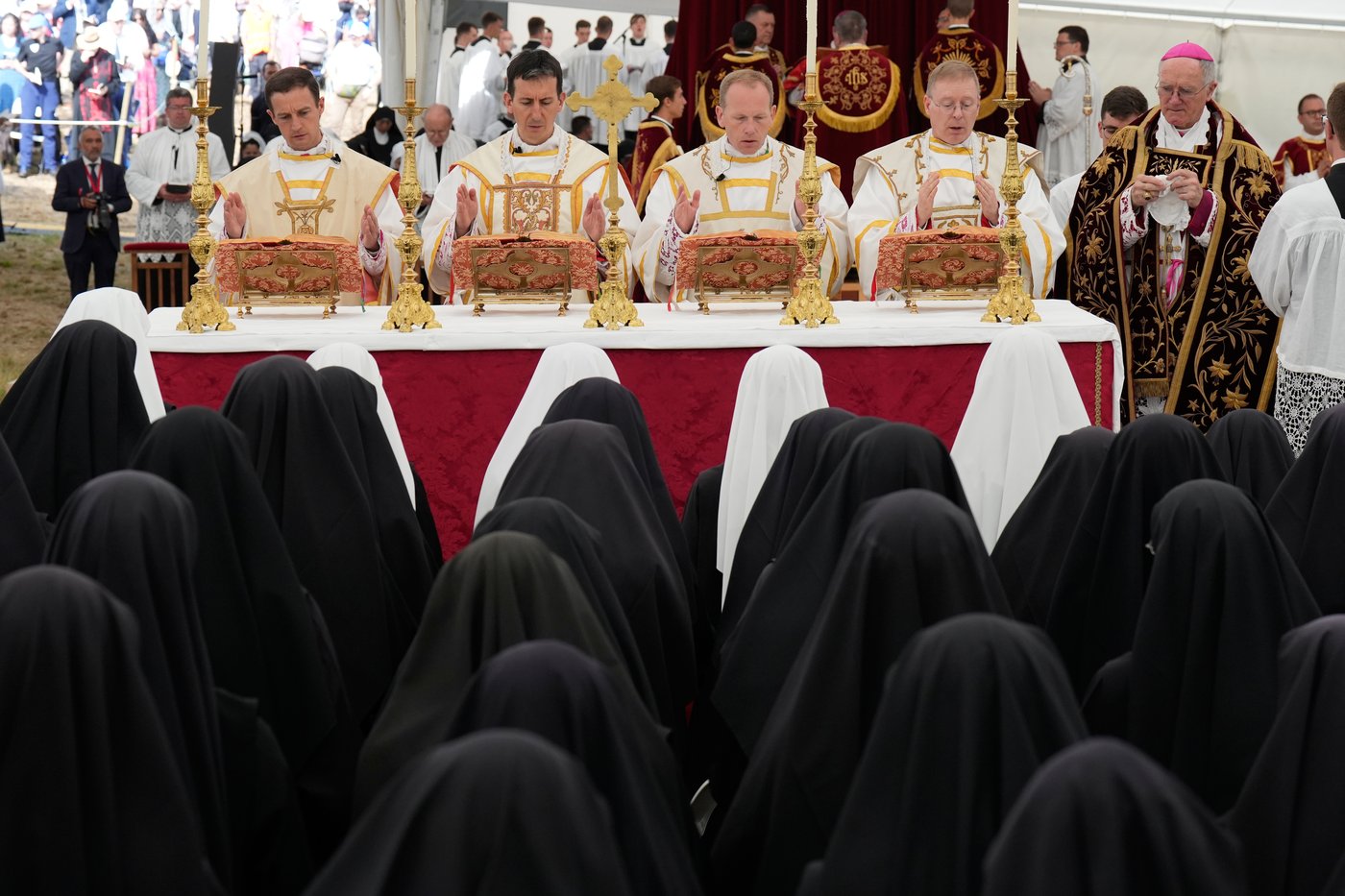Defying Pope Leo XIV and risking schism, traditionalists go ahead with Latin Mass consecrations | iNFOnews.ca