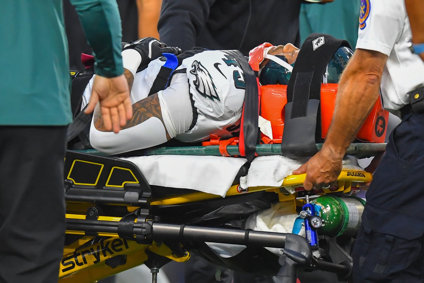 Tommy DeVito throws TD pass, Ja’Quinden Jackson taken off in ambulance as Patriots beat Eagles 24-21 | iNFOnews.ca