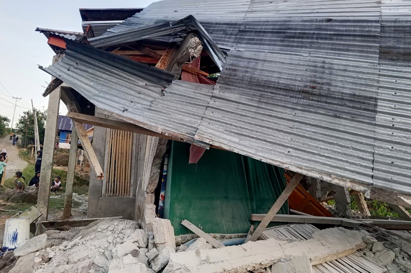 Magnitude 7.7 earthquake strikes off Indonesia's coast, killing at least 20 and toppling buildings | iNFOnews.ca Magnitude 7.7 earthquake strikes off Indonesia's coast, killing at least 20 and toppling buildings | iNFOnews.ca