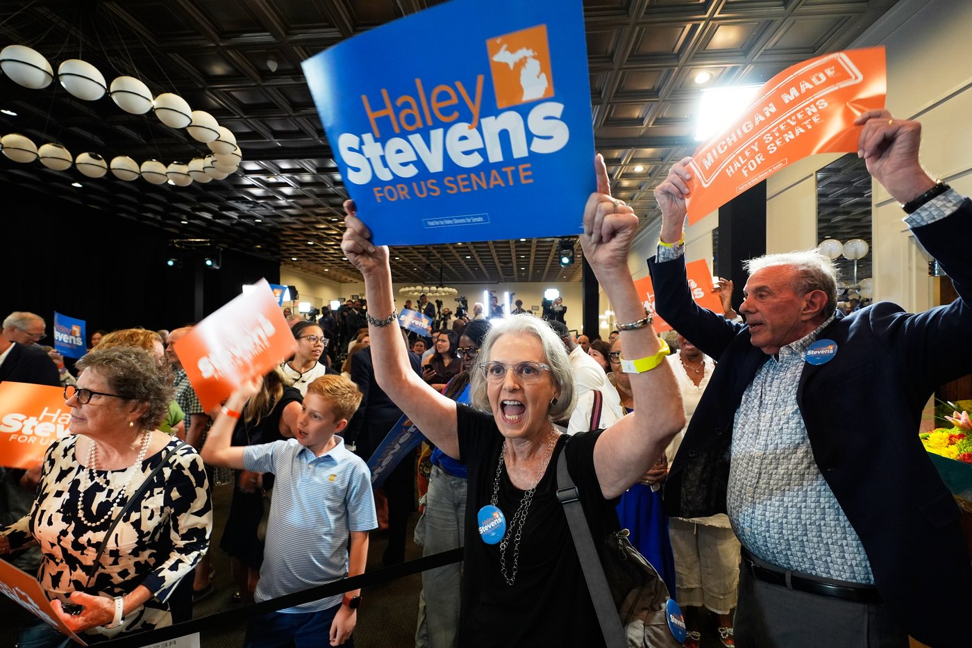 Michigan Democrats choose between 2 visions to seek a US Senate seat, in photos | iNFOnews.ca
