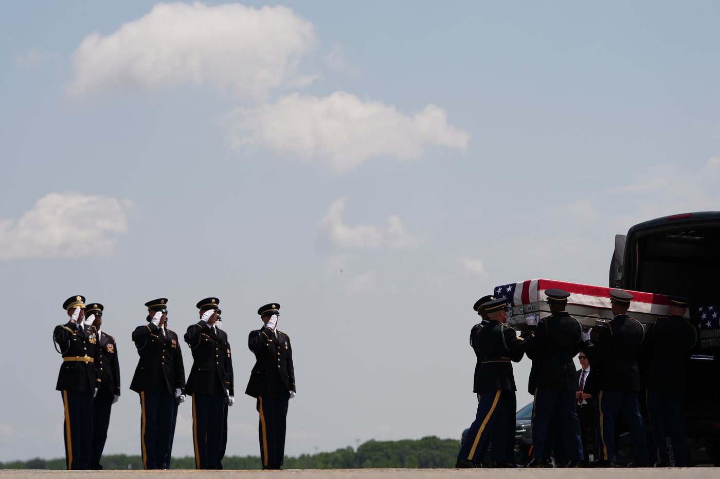 Trump attends transfer of fallen U.S. service members, in photos | iNFOnews.ca