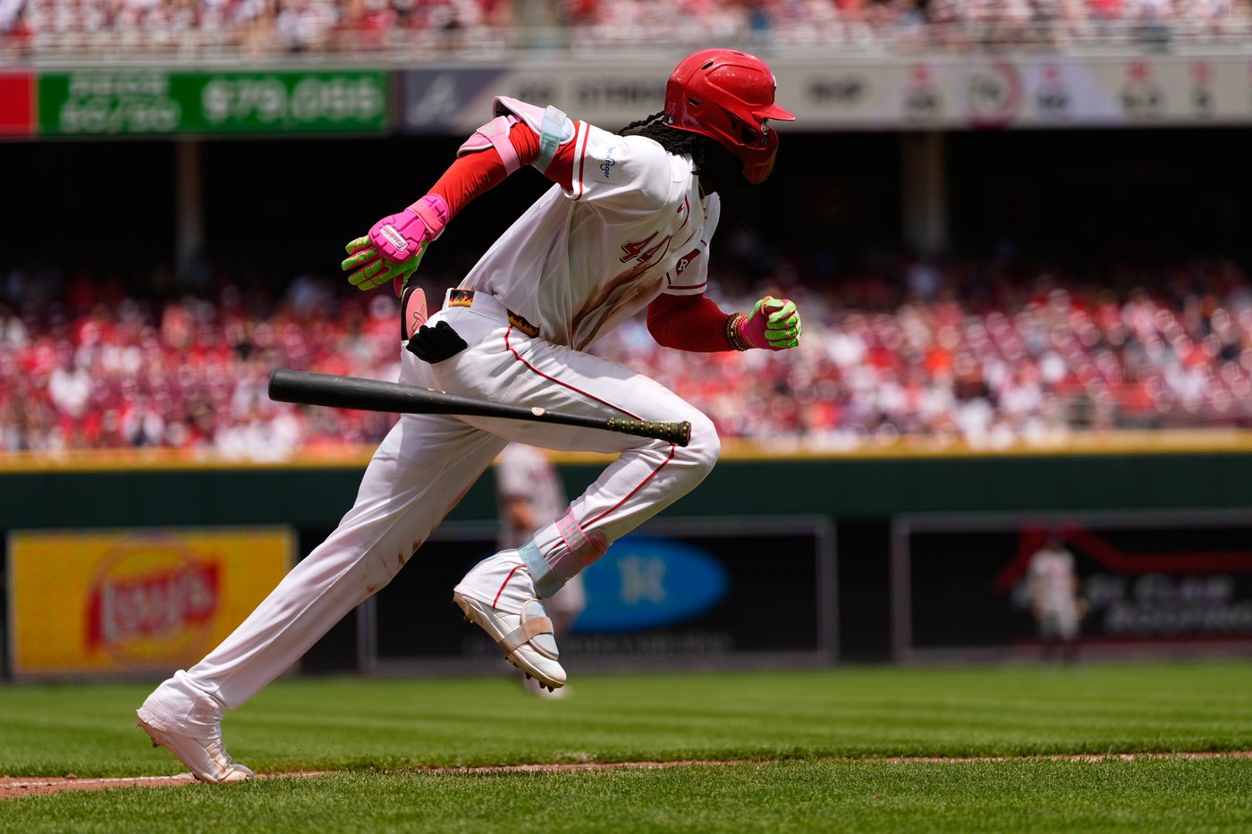 Reds' Elly De La Cruz leaves vs. Braves in 5th inning due to hamstring tightness, will get MRI | iNFOnews.ca