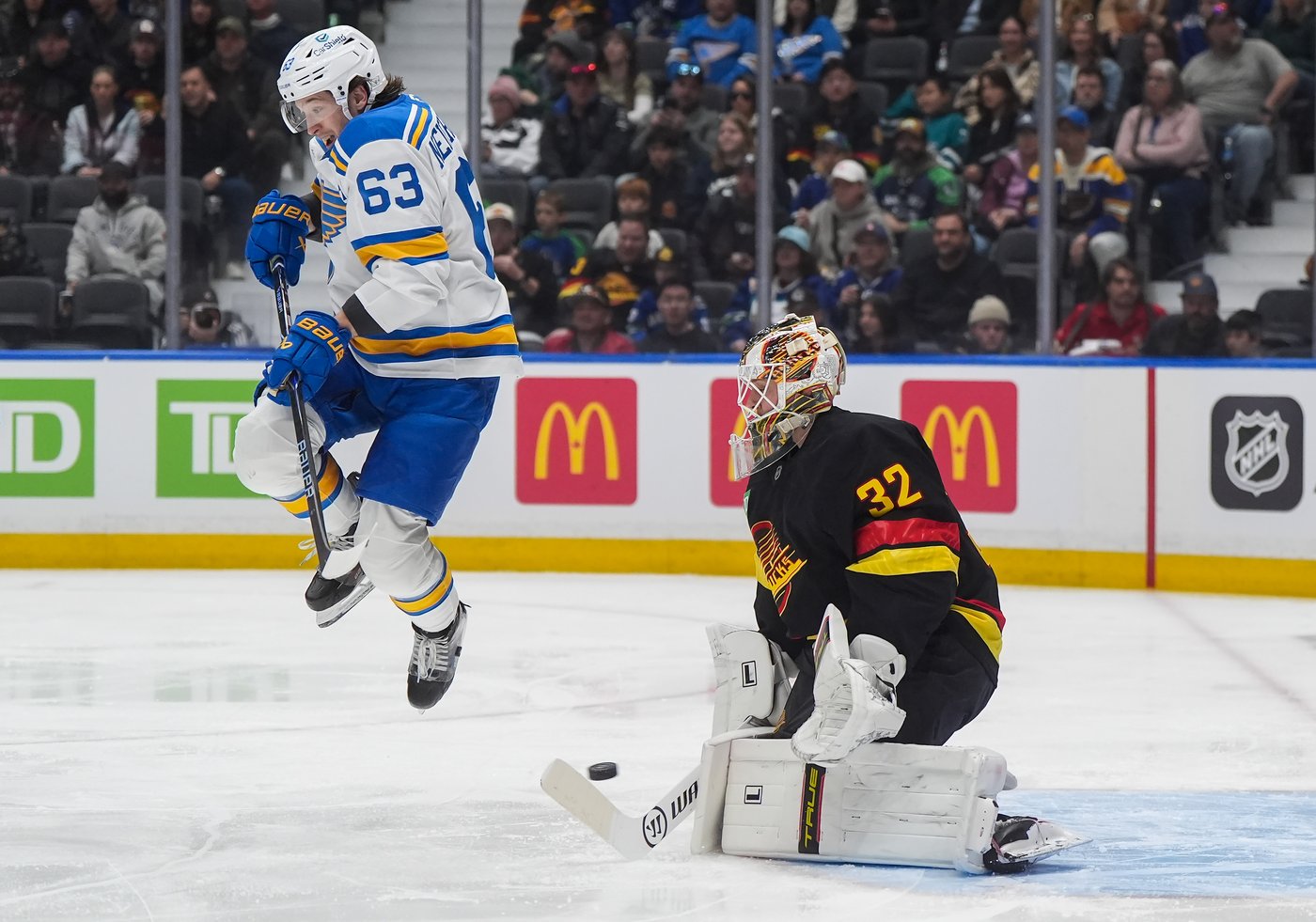 Blues keep playoff hopes alive by beating struggling Canucks 3-1 | iNFOnews.ca Blues keep playoff hopes alive by beating struggling Canucks 3-1 | iNFOnews.ca