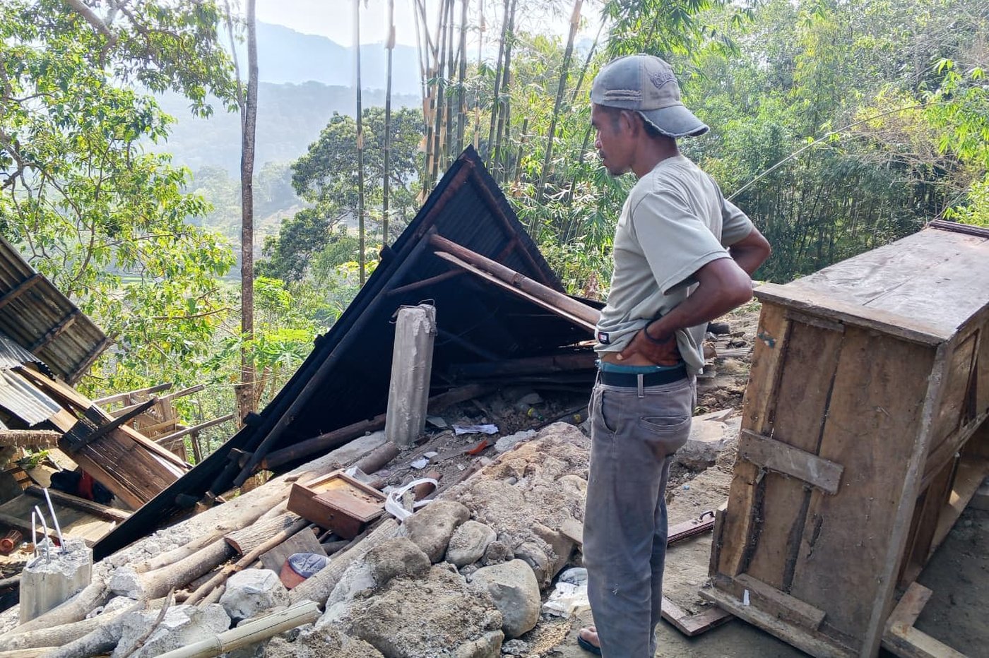 Magnitude 7.7 earthquake strikes off Indonesia's coast, killing at least 20 and toppling buildings | iNFOnews.ca Magnitude 7.7 earthquake strikes off Indonesia's coast, killing at least 20 and toppling buildings | iNFOnews.ca