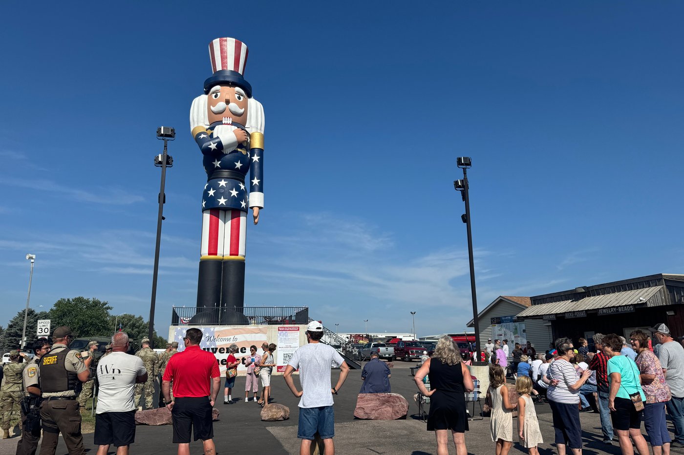 A Minnesota town now boasts the world's tallest nutcracker | iNFOnews.ca