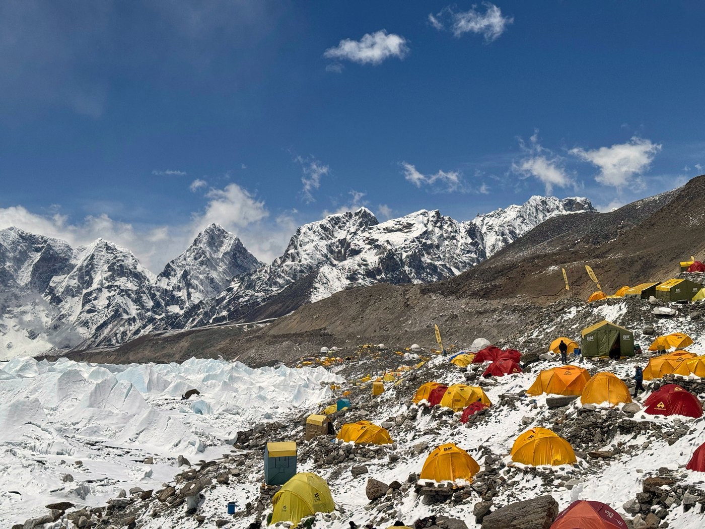 Photos show climbers attempting to scale Mount Everest despite increasing challenges | iNFOnews.ca