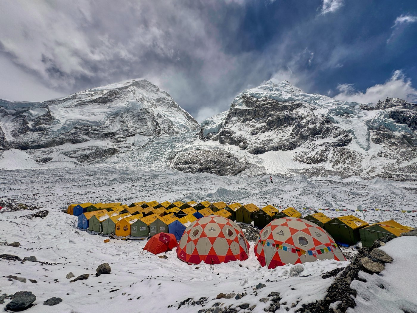 Photos show climbers attempting to scale Mount Everest despite increasing challenges | iNFOnews.ca