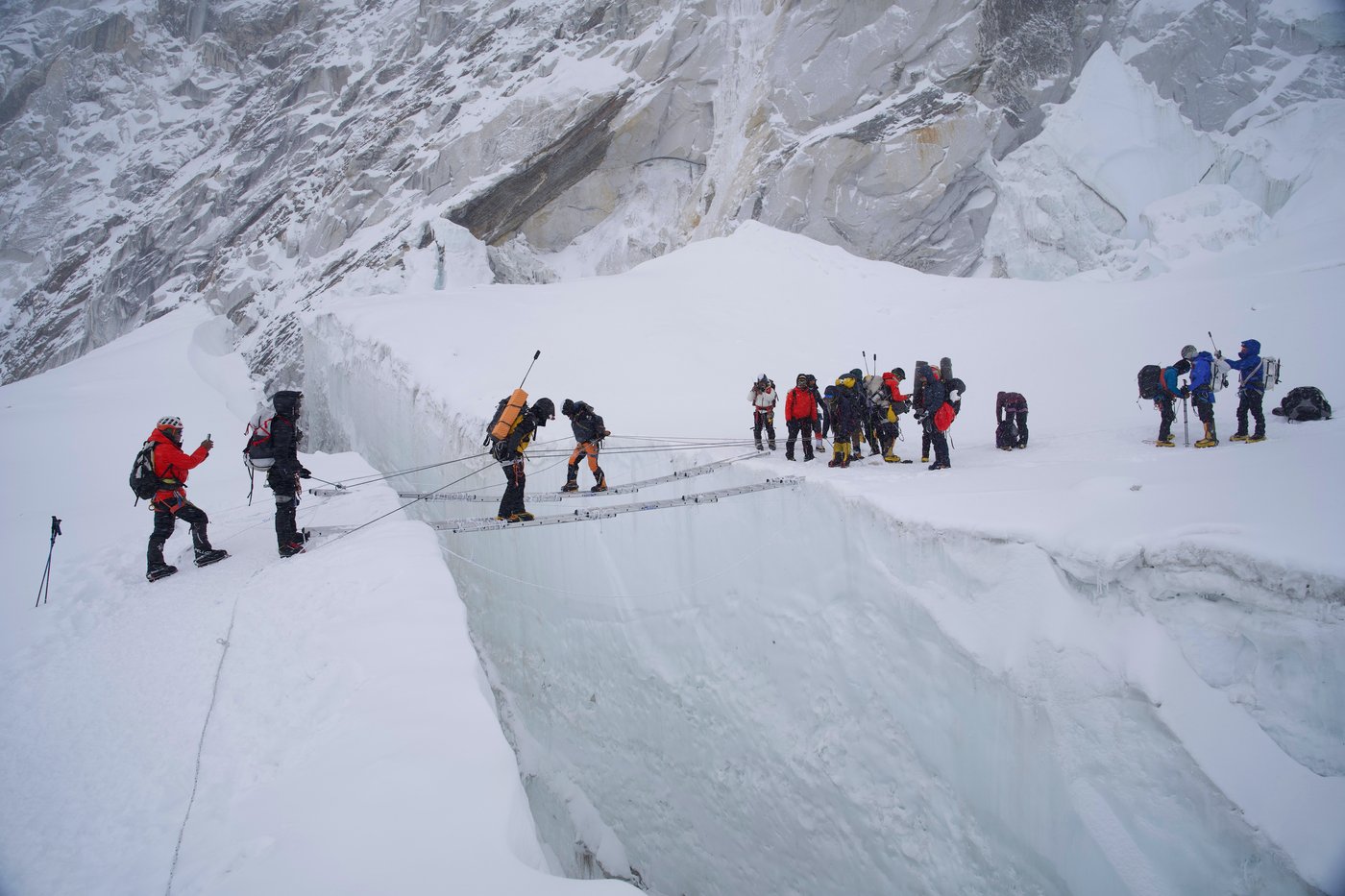 Photos show climbers attempting to scale Mount Everest despite increasing challenges | iNFOnews.ca