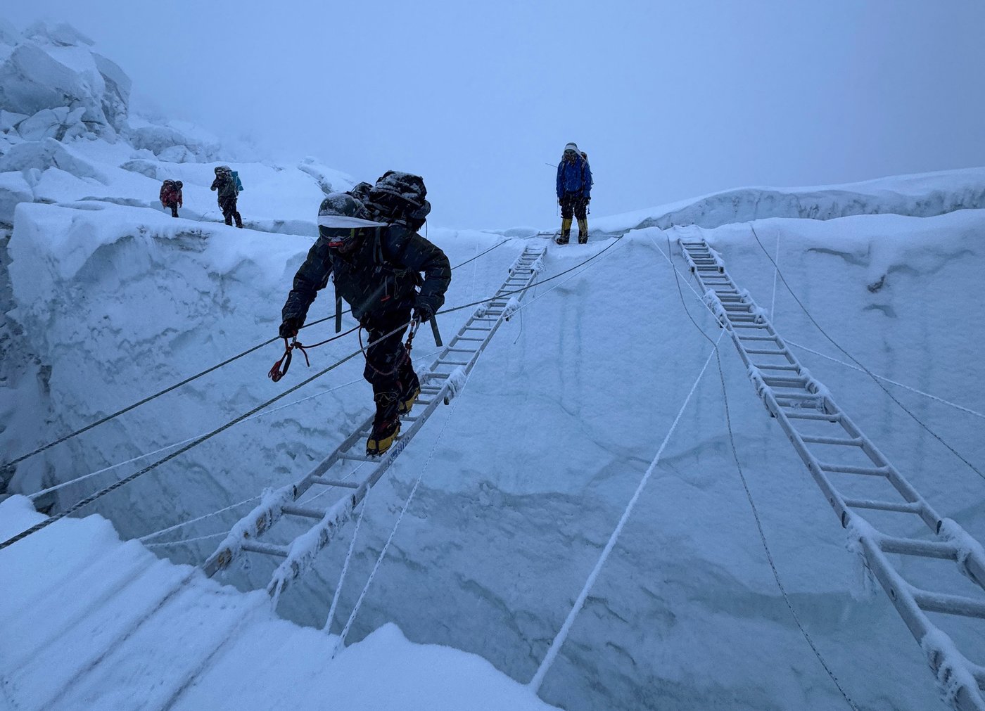 Photos show climbers attempting to scale Mount Everest despite increasing challenges | iNFOnews.ca