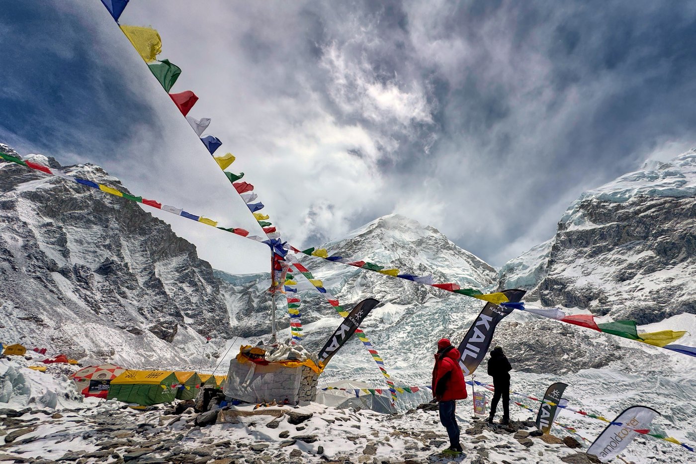 Photos show climbers attempting to scale Mount Everest despite increasing challenges | iNFOnews.ca