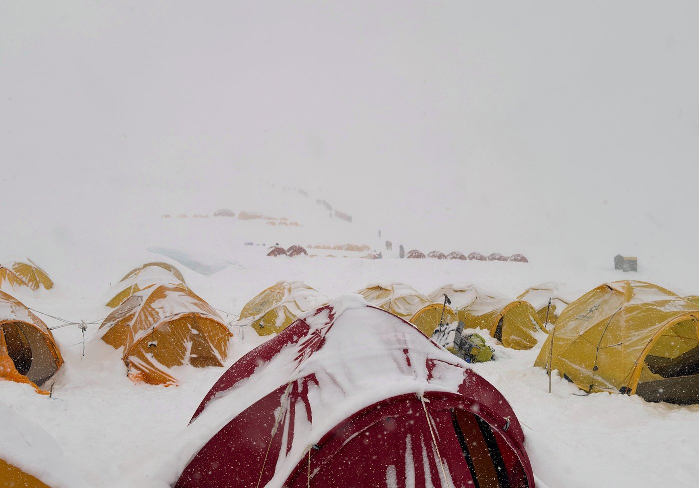 Photos show climbers attempting to scale Mount Everest despite increasing challenges | iNFOnews.ca