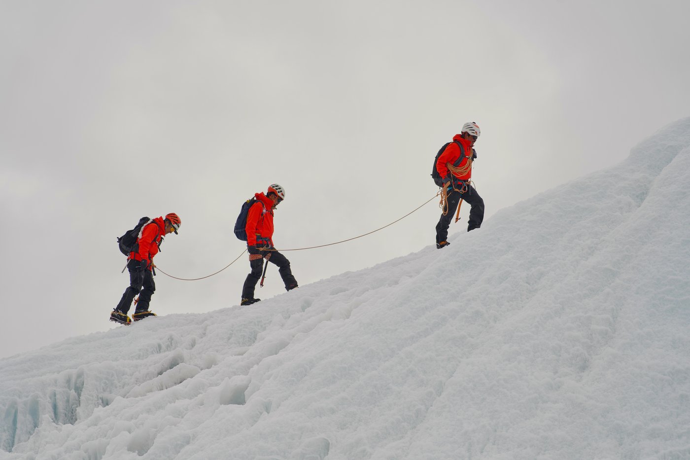 Photos show climbers attempting to scale Mount Everest despite increasing challenges | iNFOnews.ca
